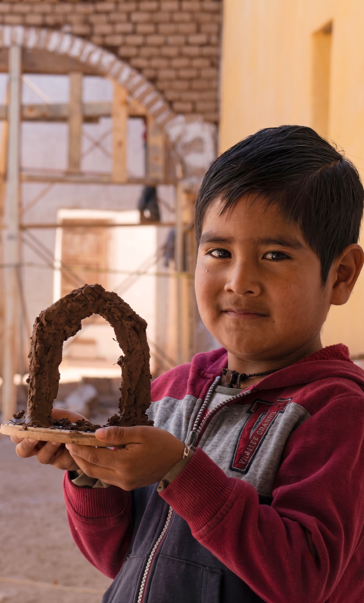Niños en actividad de manualidades en Casa Talamantes